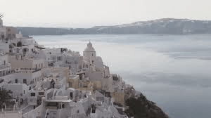 「島全体が空っぽに」　地震続くサントリーニから数千人が避難