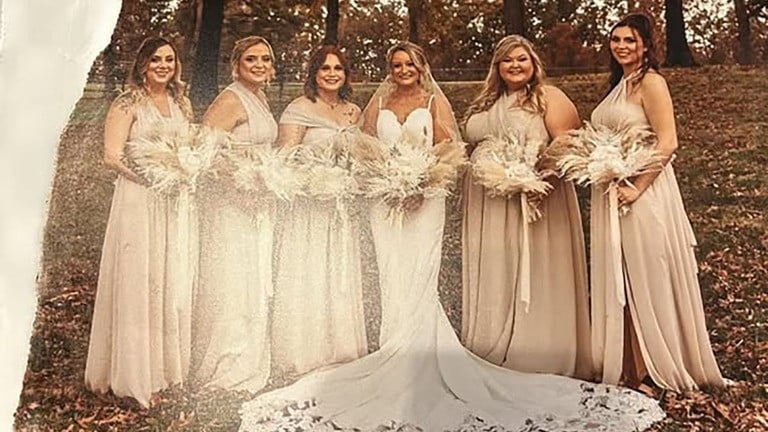 竜巻で飛散した結婚式の写真、ＳＮＳの力で持ち主の手元に　米