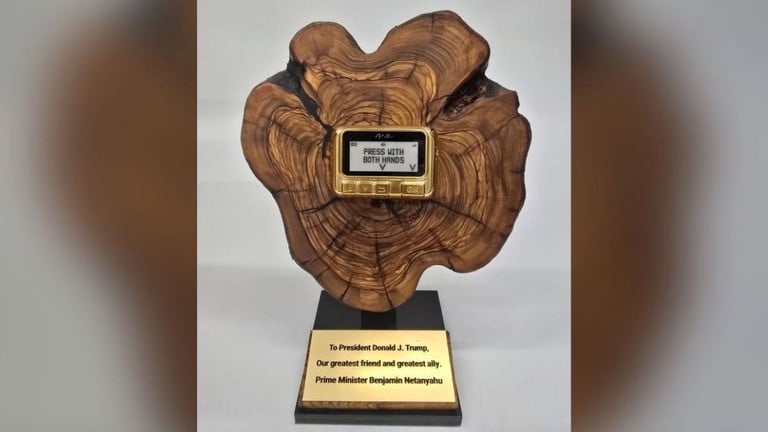 「黄金のポケベル」、イスラエル首相がトランプ氏にプレゼント