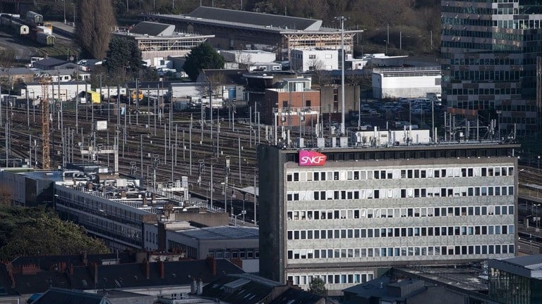 駅構内でスマホのスピーカーで通話、男性に３万円の罰金　フランス