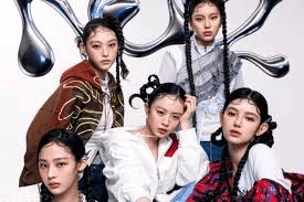 NewJeans、新グループ名は「NJZ」に！来月香港ライブ出演　再始動へ決意「楽しいものに」