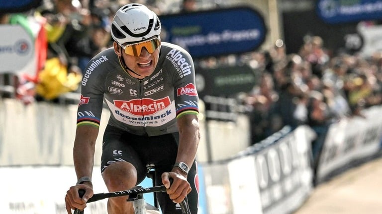 自転車レース中に観客がボトルを投げ、選手が警察に報告