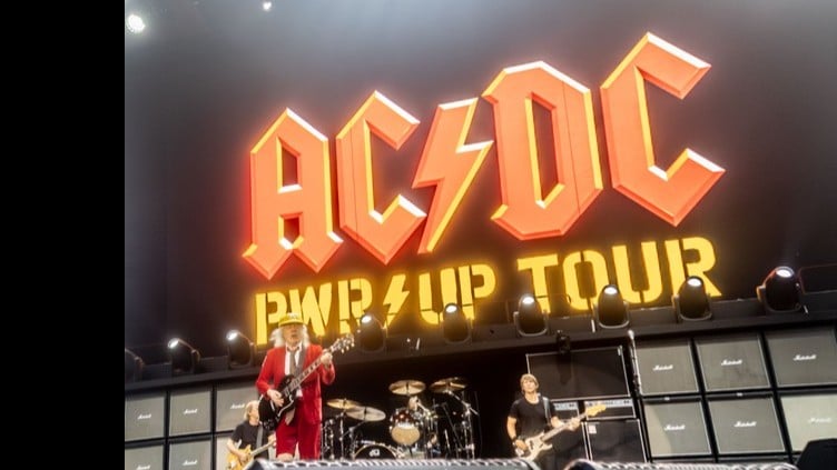 ロックバンドのコンサートの花火がうるさくて、住民がこまりました