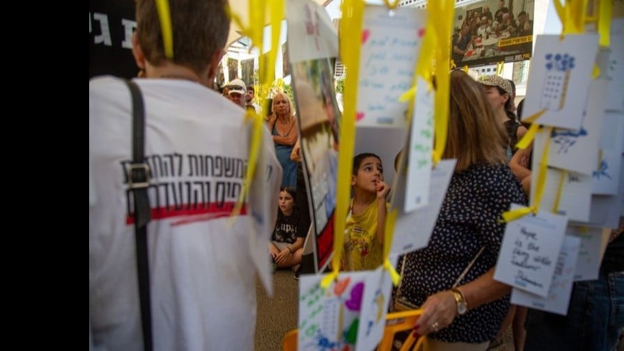 人質の帰りを待つ家族と人々の気持ち