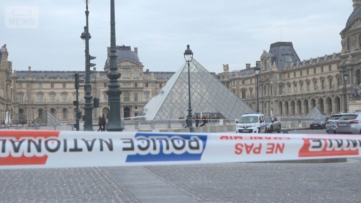 パリのルーブル美術館で宝石が盗まれる