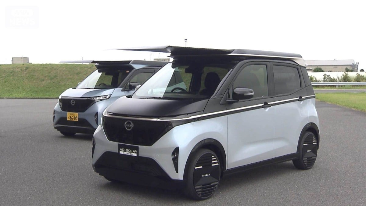 日産の新しい軽い電気自動車　屋根に太陽のパネル