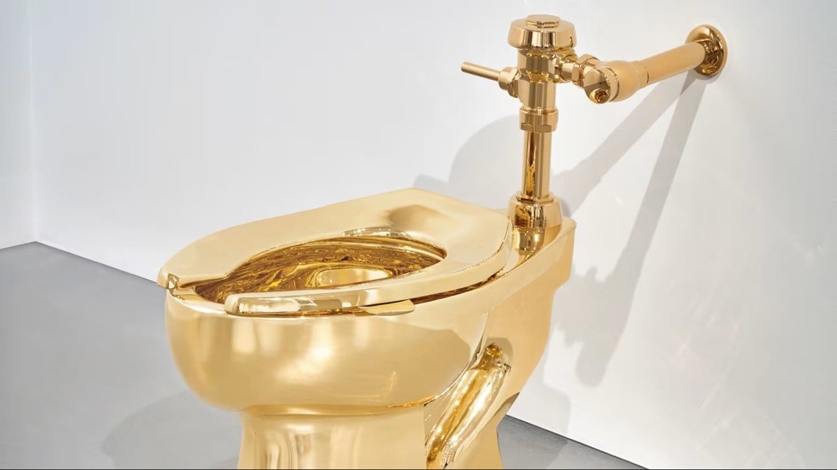 風刺芸術の象徴「金のトイレ」第2作、サザビーズで競売へ――芸術性と物質的価値をめぐって