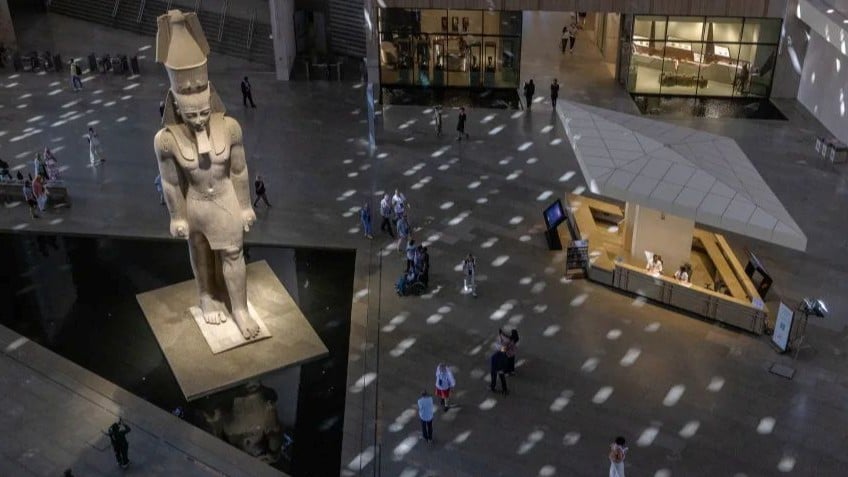 大エジプト博物館、二十年越しの構想実現――歴史的遺産と建築美の融合