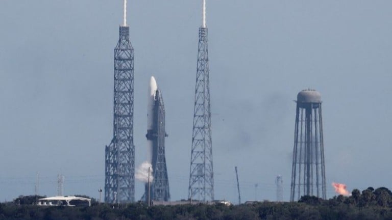 ブルーオリジンのロケット、天気が悪くて打ち上げできず