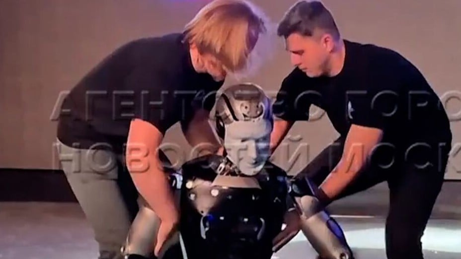 ロシアのロボット、たおれる