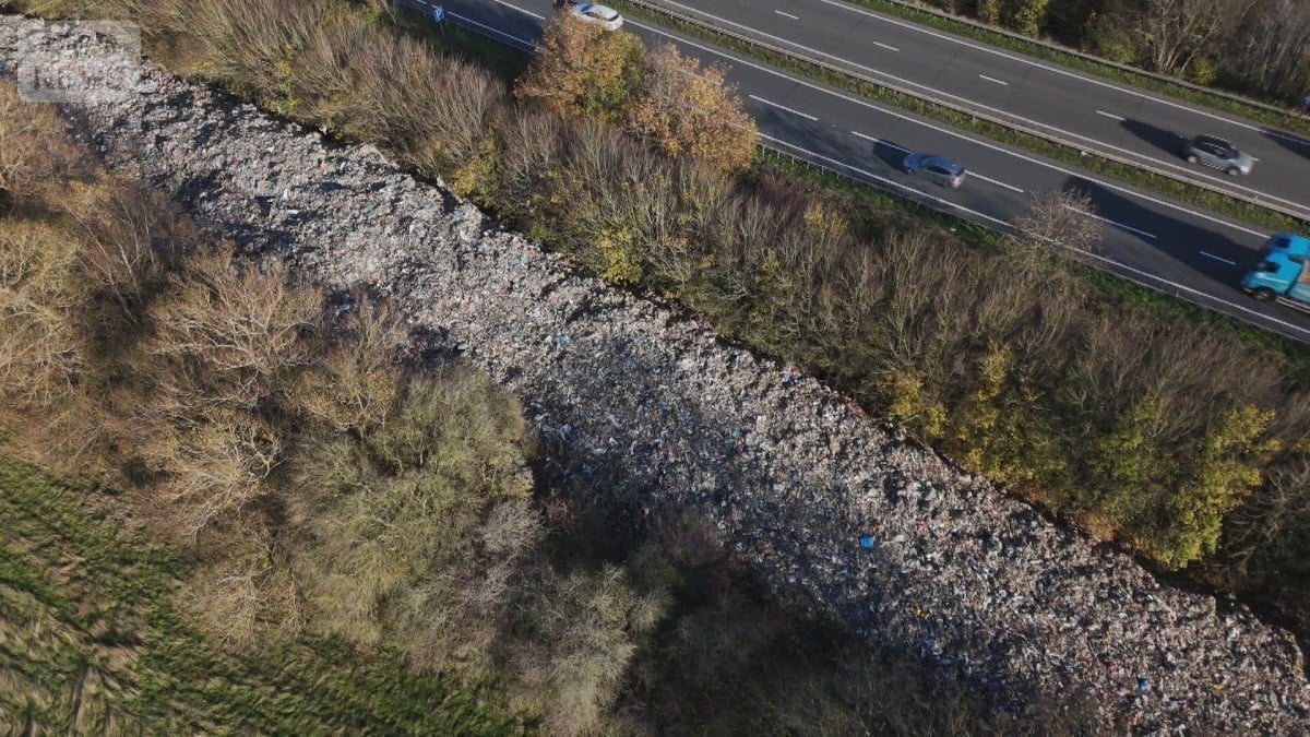 イギリスの川のそばにたくさんのごみがすてられました