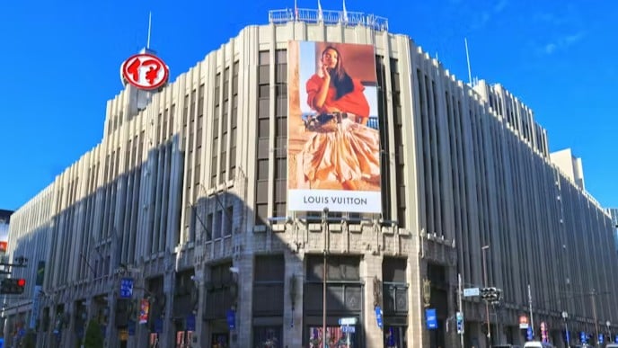 10月のデパートの売り上げが一番高くなる　外国人のお客さんがふえる