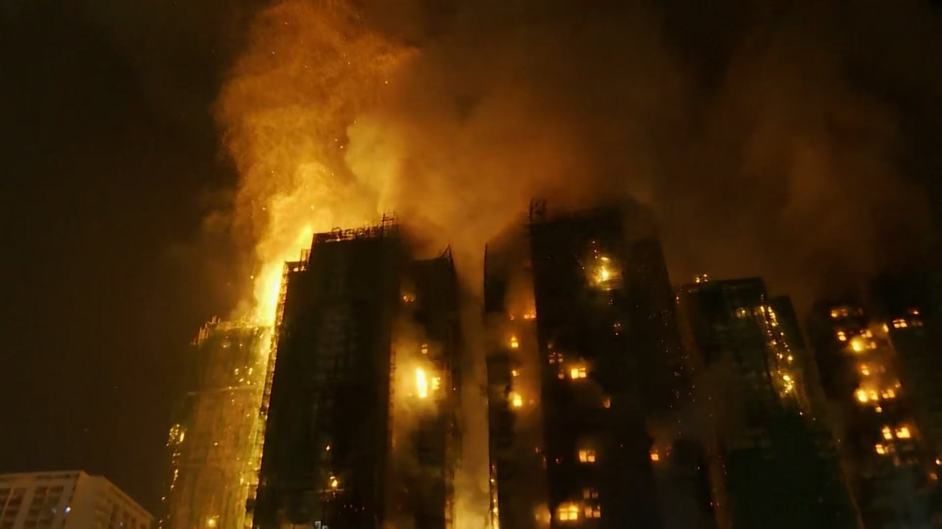 香港の高いマンションで大きな火事、36人が亡くなる