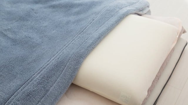 毛布は掛け布団の上？下？正しい使い方を知ろう