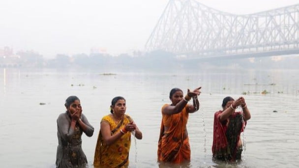 インドの川で日本人がトラブル