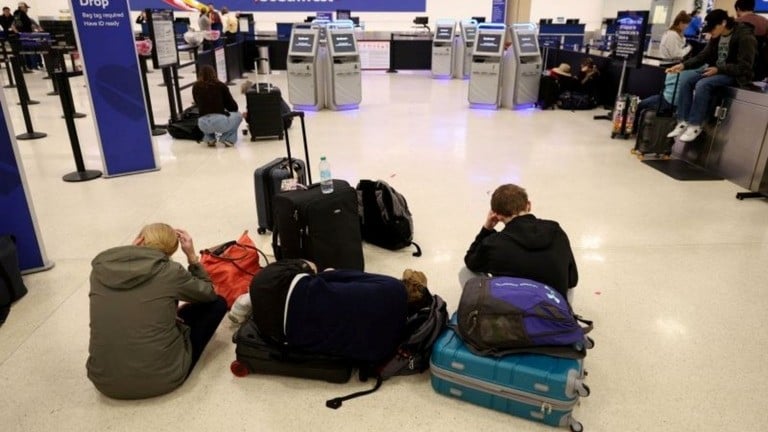 カリブ海の旅行客、アメリカ軍の作戦で飛行機が止まる