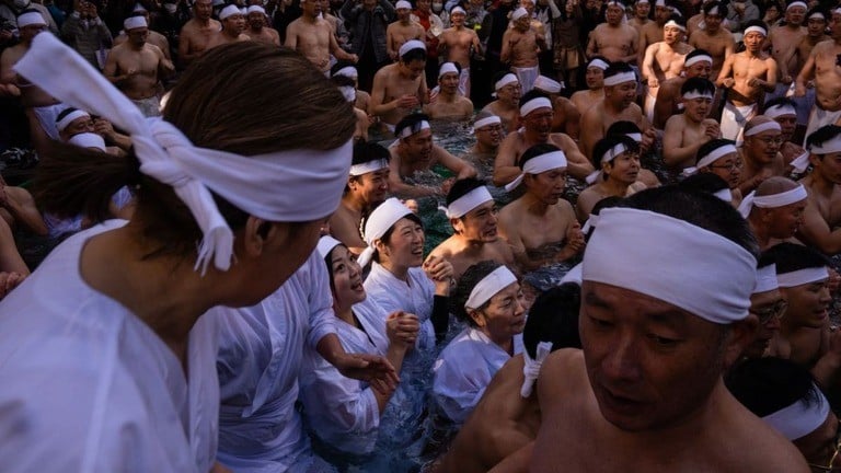新年に神社で冷たい水に入る行事
