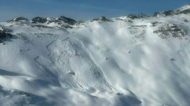 オーストリアで雪がたくさんふり、雪のなだれで8人が亡くなりました