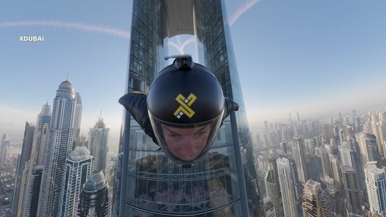 とても高いホテルでスカイダイバーがとびました