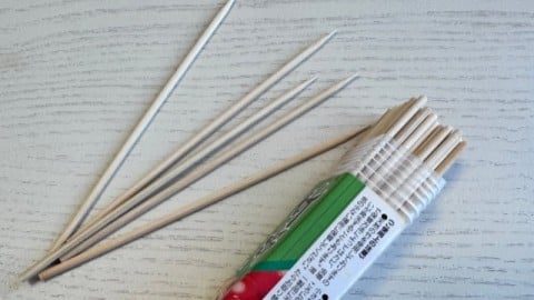 尖った串や割りばしでゴミ袋が破れないようにする方法