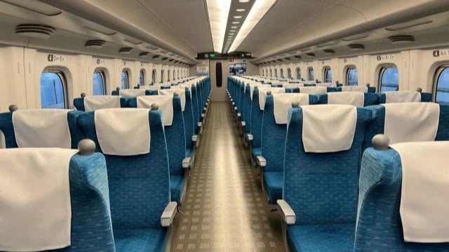 新幹線で通路側に座る人はマナーが悪いですか？