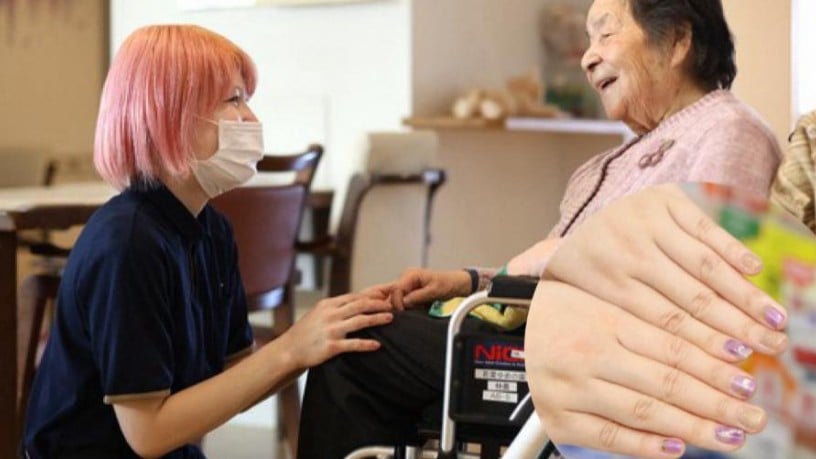 日本の会社、かみの色やふくのじゆうが増える