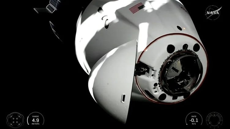 スペースXとNASAの宇宙船、ISSに到着して宇宙飛行士が増える