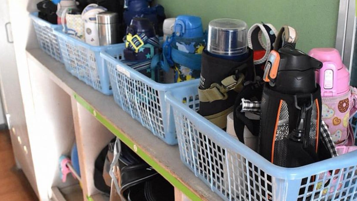 日本の学校で水筒に心配する保護者たち