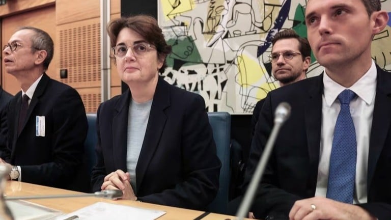 ルーブル美術館の館長が強盗事件で辞めました