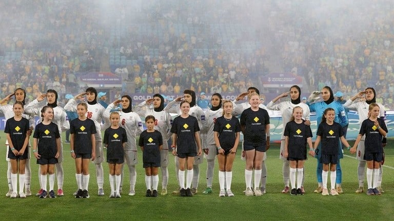 イラン女子サッカーチーム、国歌斉唱と敬礼を強制された問題