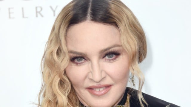 67さいのマドンナ、ミニスカートでファッションショーに行く